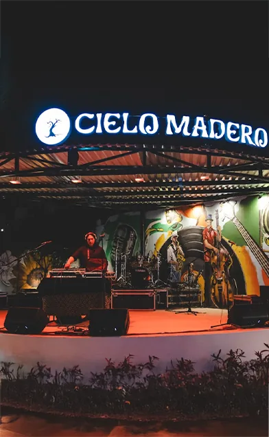 Banda tocando en vivo en el escenario de Cielo Madero